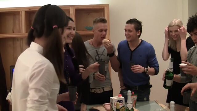 Пьяную жену ебут двое порно