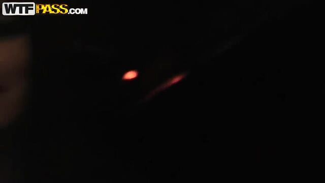 Маленькая девочка в комнате секс