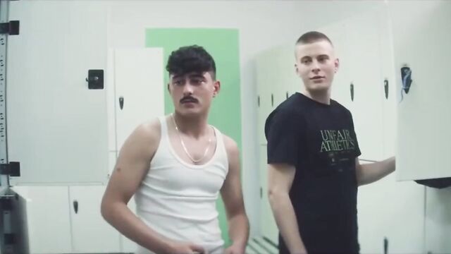 Порно женщина на коленях перед мужчиной