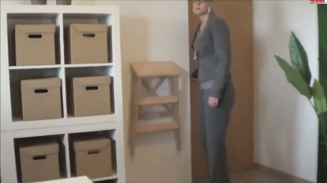 Порно не удержалась и отдалась
