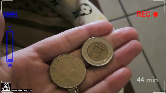 Порно парень в женском сосет